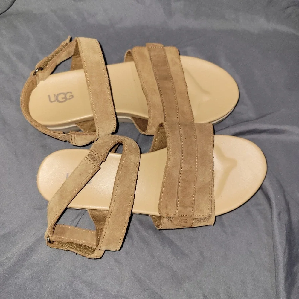 UGG Big Kids Girls Size 5 Zini Sandal Brown Beach Summer Vacation